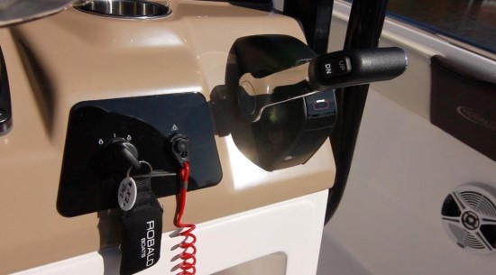 Robalo R242EX starboard side