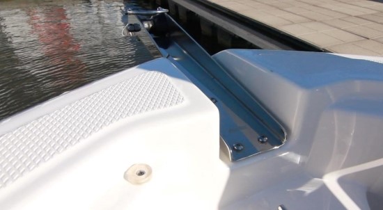 Robalo R242EX bow roller