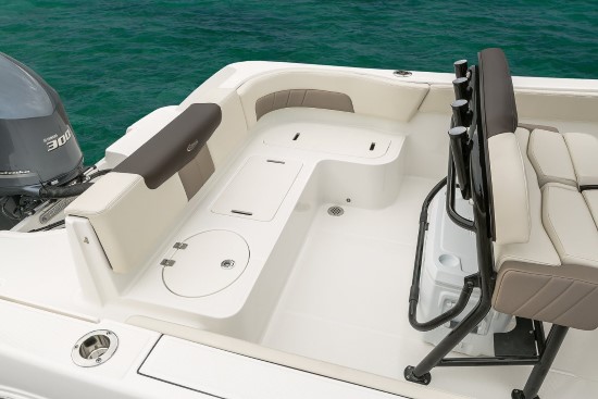 Robalo R242EX platform