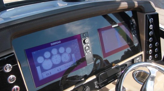 Robalo R242EX twin simrad 9