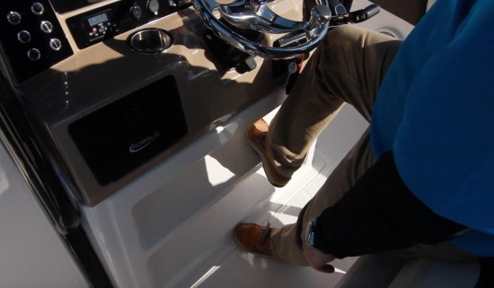 Robalo R242EX helm console
