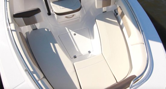 Robalo R242EX forward seating