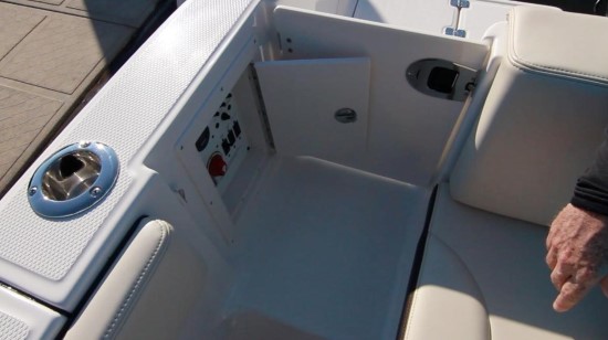 Robalo R242EX recess
