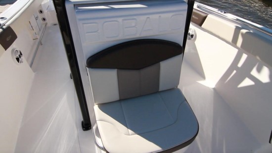 Robalo R242EX seating