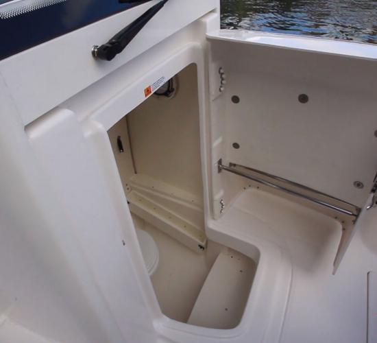 Robalo R272 front console