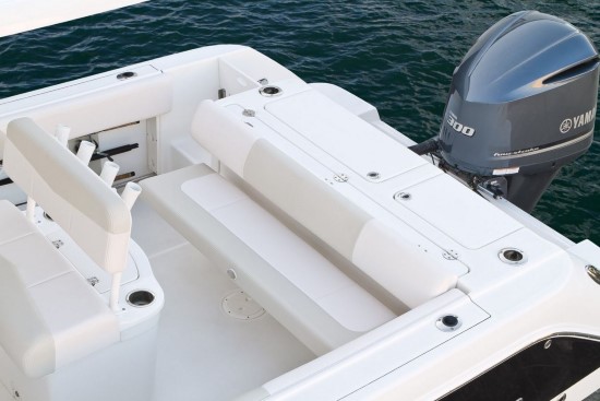 Robalo R242 bench