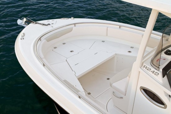 Robalo R242 bow