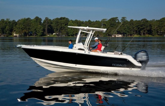 Robalo R242 running shot