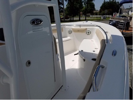 Sea Pro 219 Deep V CC console compartment