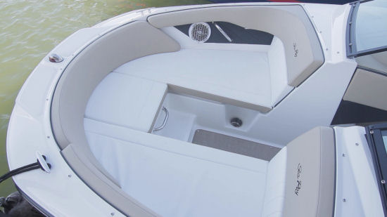 Sea Ray 19 SPX bow