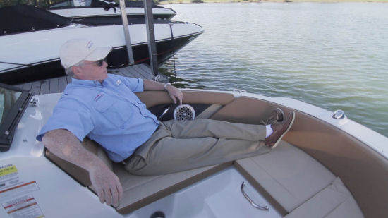 Sea Ray 21 SPX bow seating