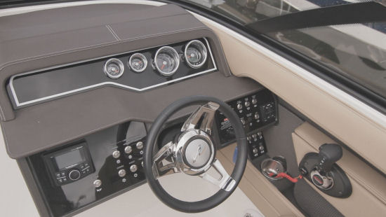 Sea Ray 250 SLX helm