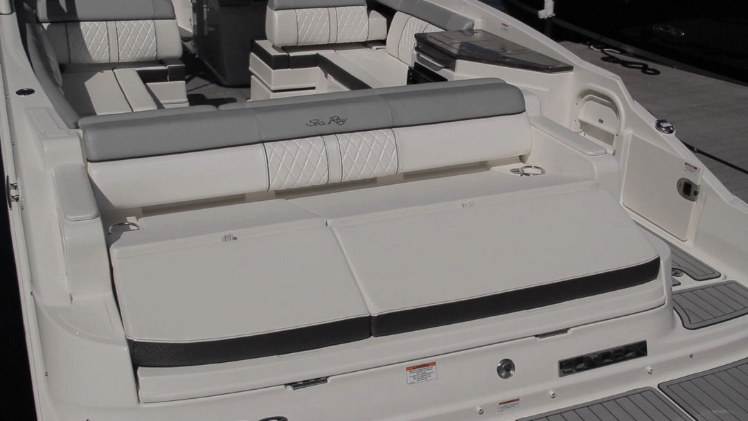 Sea Ray 290 Sundeck aft lounge