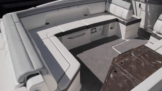 Sea Ray 290 Sundeck cockpit