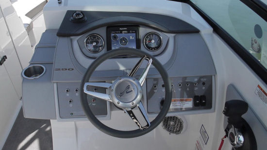 Sea Ray 290 Sundeck helm