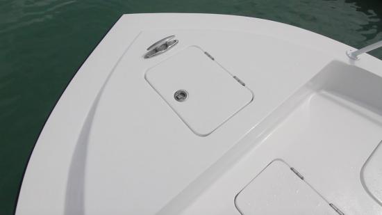 Shallow Sport 32 X3 foredeck