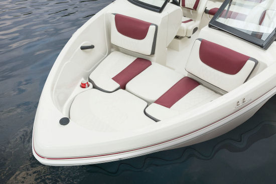 Tahoe 450 TS Outboard bow filler cushion