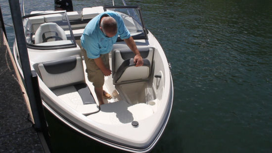 Tahoe 450 TS Outboard bow storage
