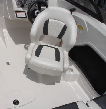Tahoe 450 TS Outboard helm seat