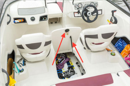 Tahoe 450 TS Outboard ski locker