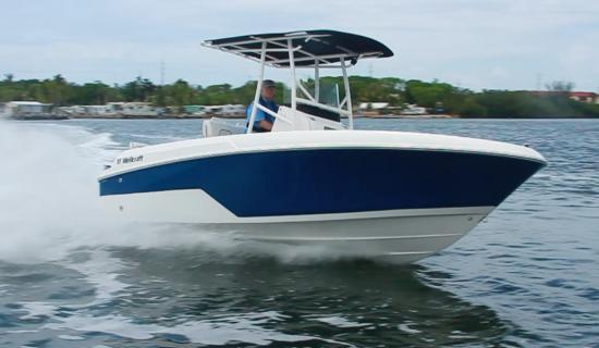 Wellcraft 182 Fisherman running