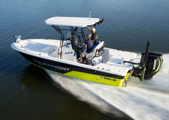 Wellcraft 241 Fisherman running