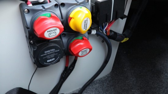 Yamaha 212 Limited S battery switches