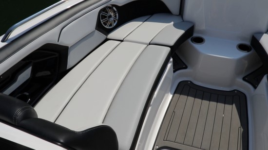 Yamaha 212 Limited S bow features