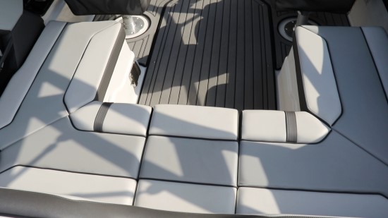 Yamaha 212 Limited S cockpit seating