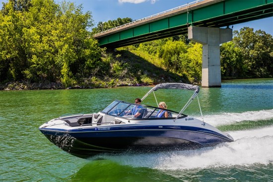 Yamaha 212 Limited S running shot