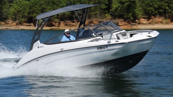 Yamaha 212 Limited S running shot