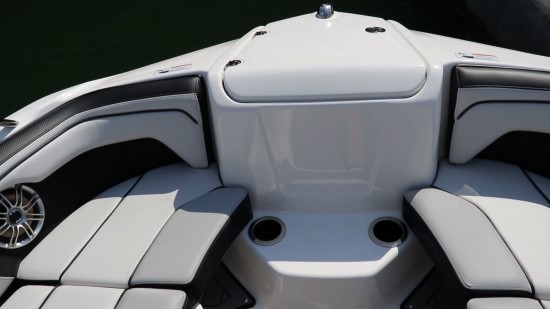 Yamaha 212X foredeck