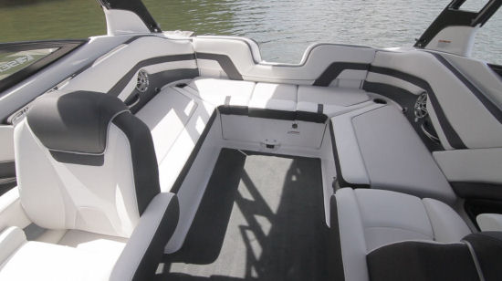 Yamaha 242 Limited S E-Series cockpit