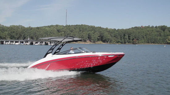 Yamaha 242 Limited S E-Series running shot