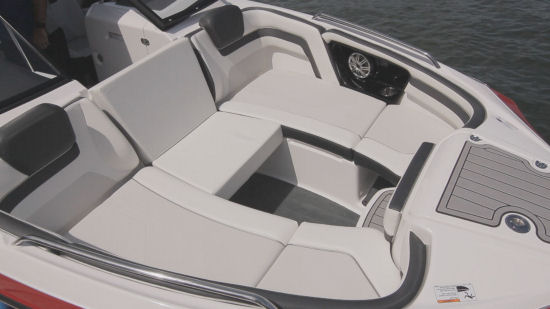Yamaha 242 Limited S E-Series three across seating