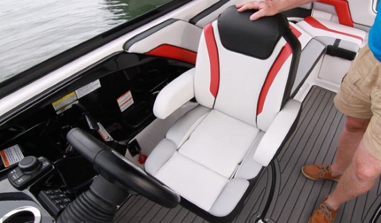 Yamaha 242X E-Series helm seat