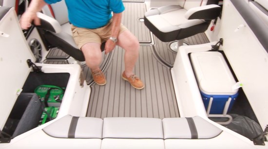 Yamaha 242X E-Series starboard seating