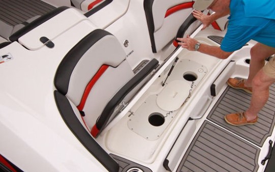 Yamaha 242X E-Series transom seating