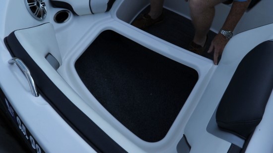 Yamaha SX195 storage compartments
