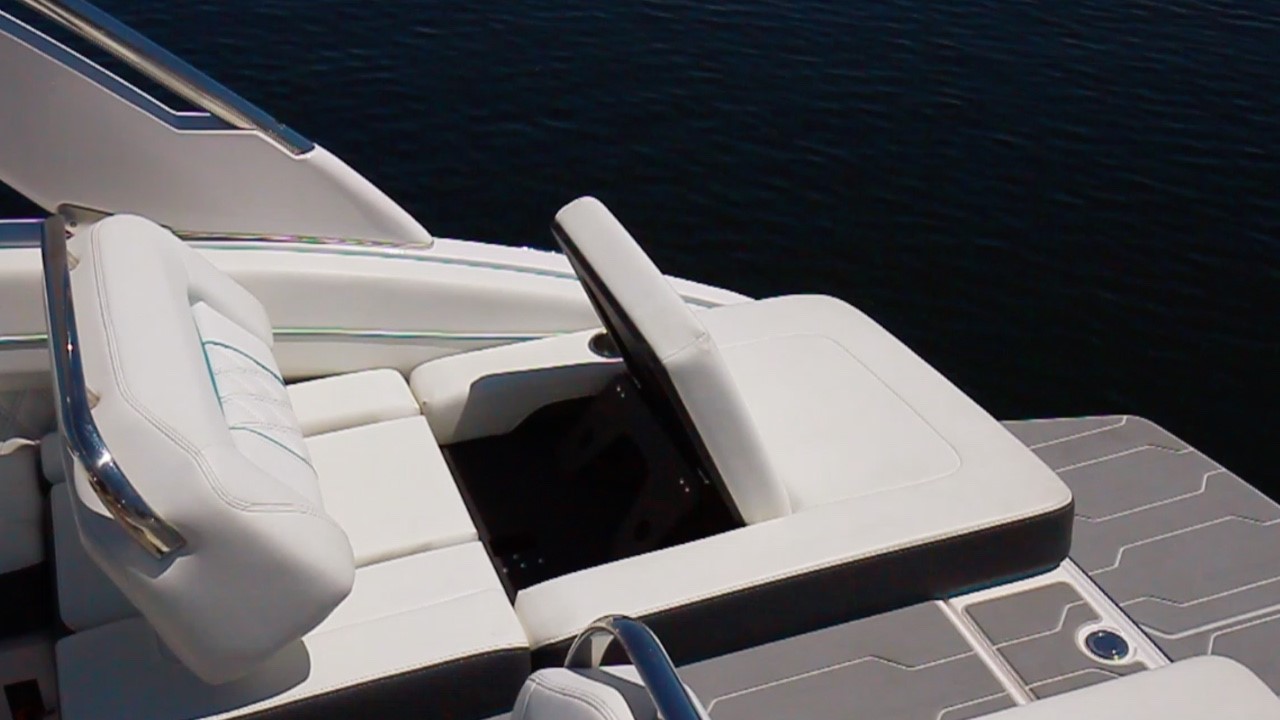 Aft-facing stern seat