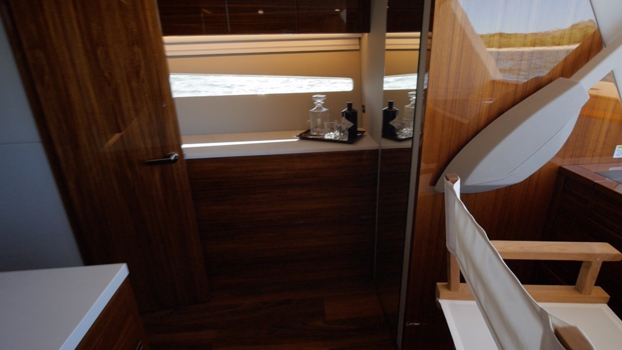 Starboard side counter space