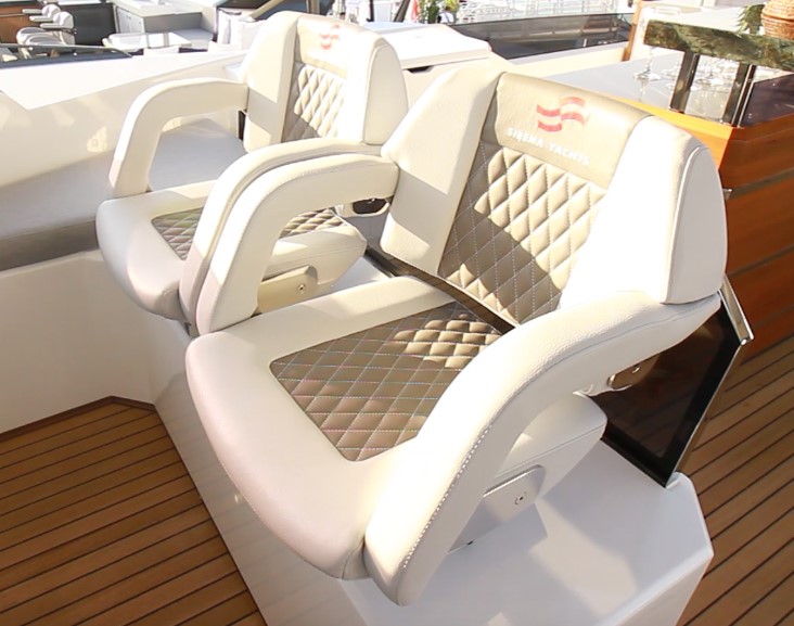 Flybridge helm seat