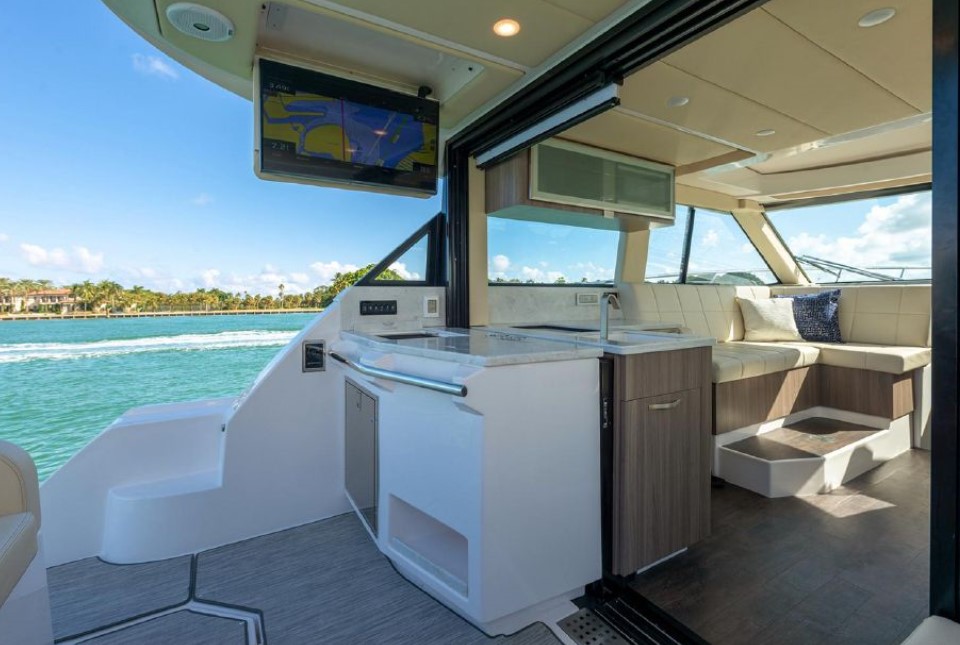 Cockpit refreshment center