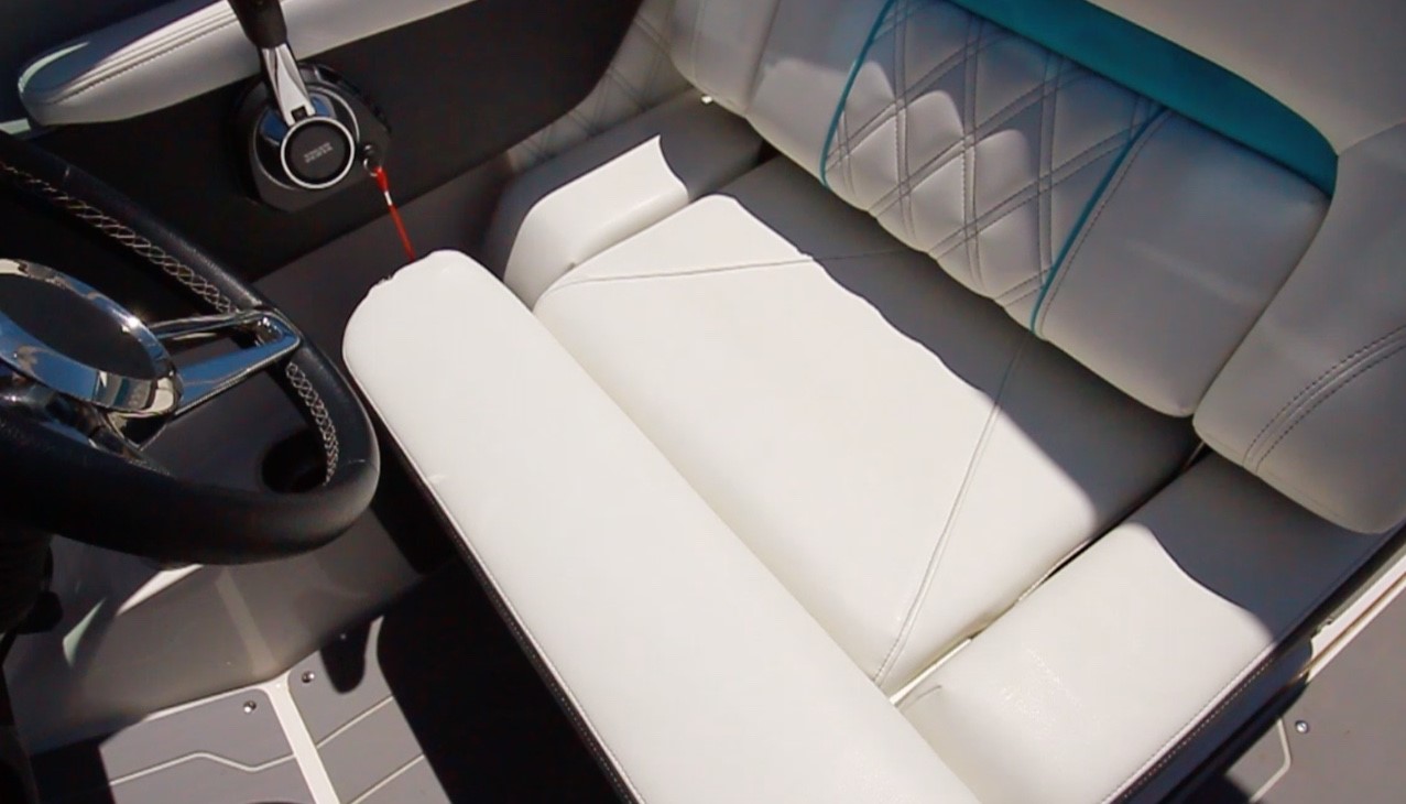 Double wide helm seat