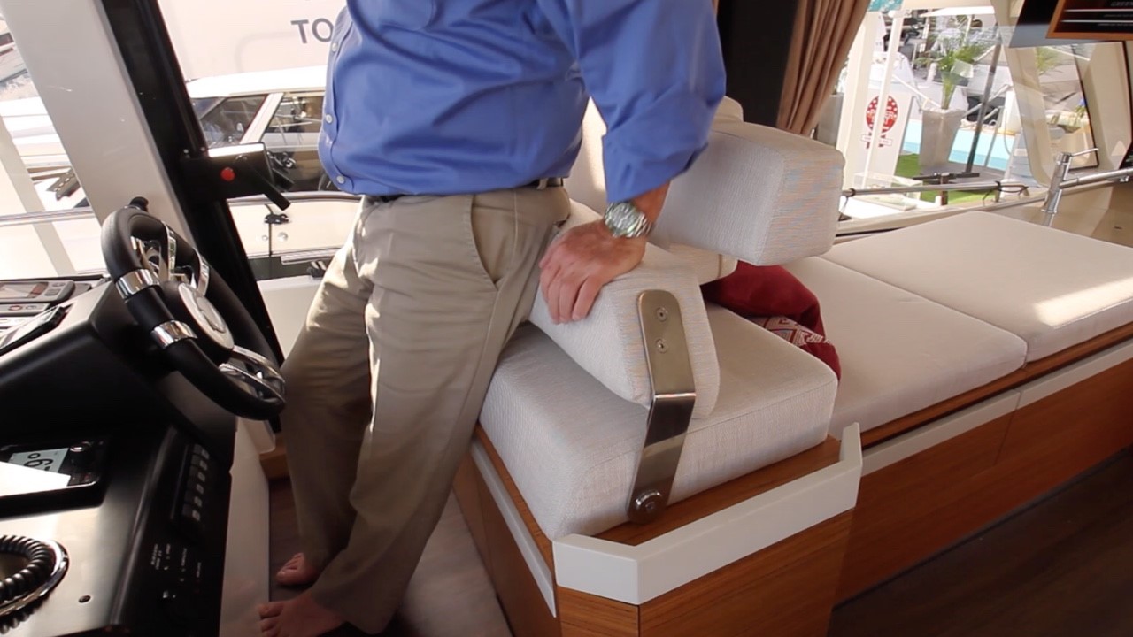 Double wide helm seat