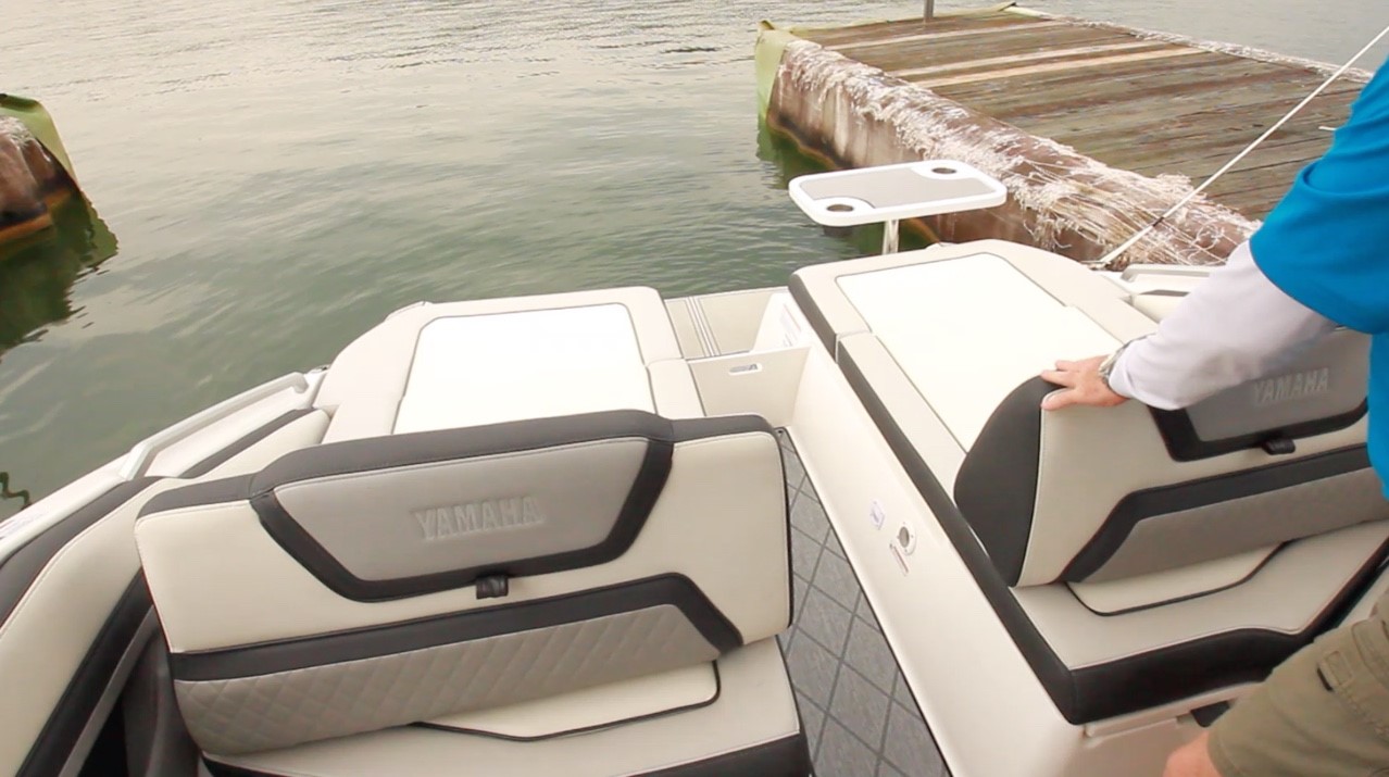 Shifting lounge seat