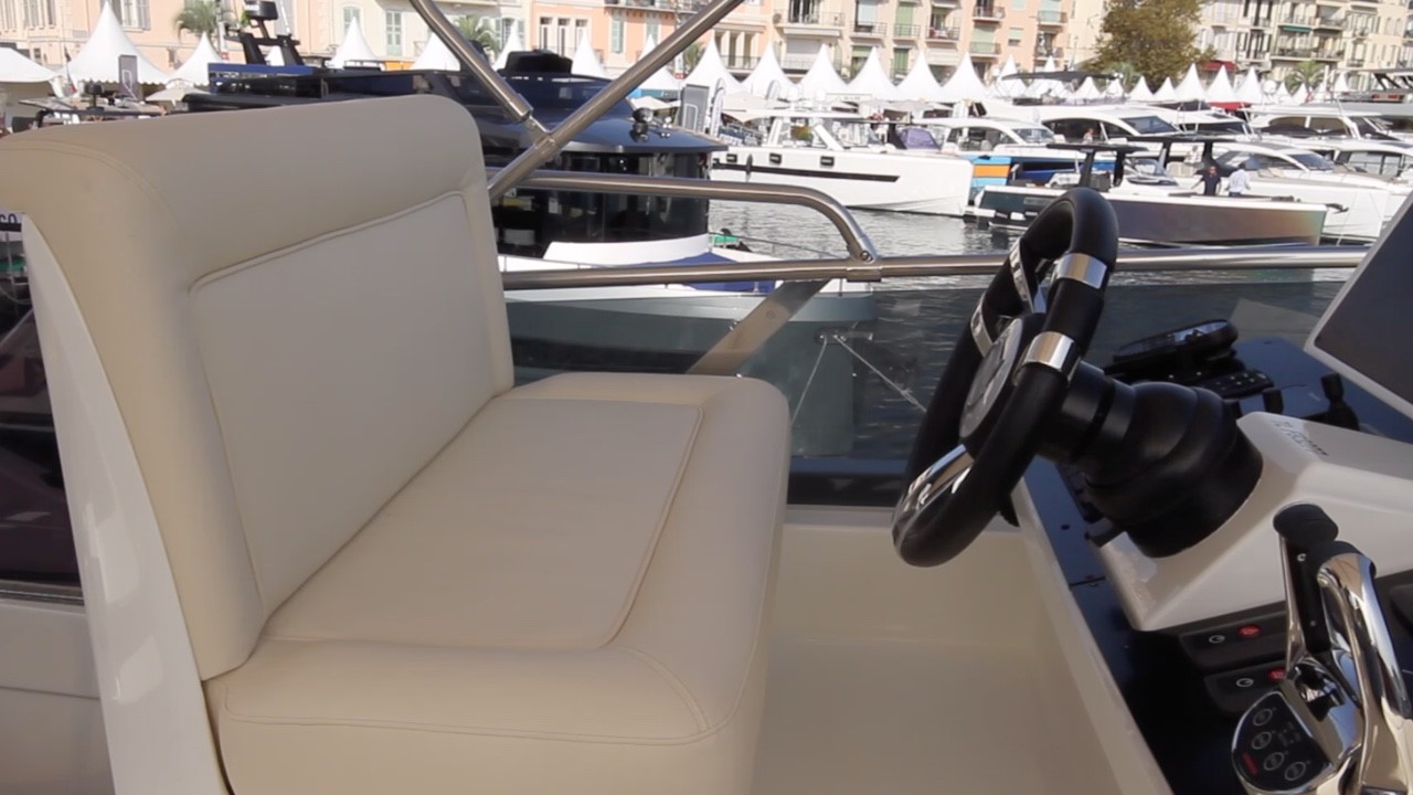 Double wide helm seat