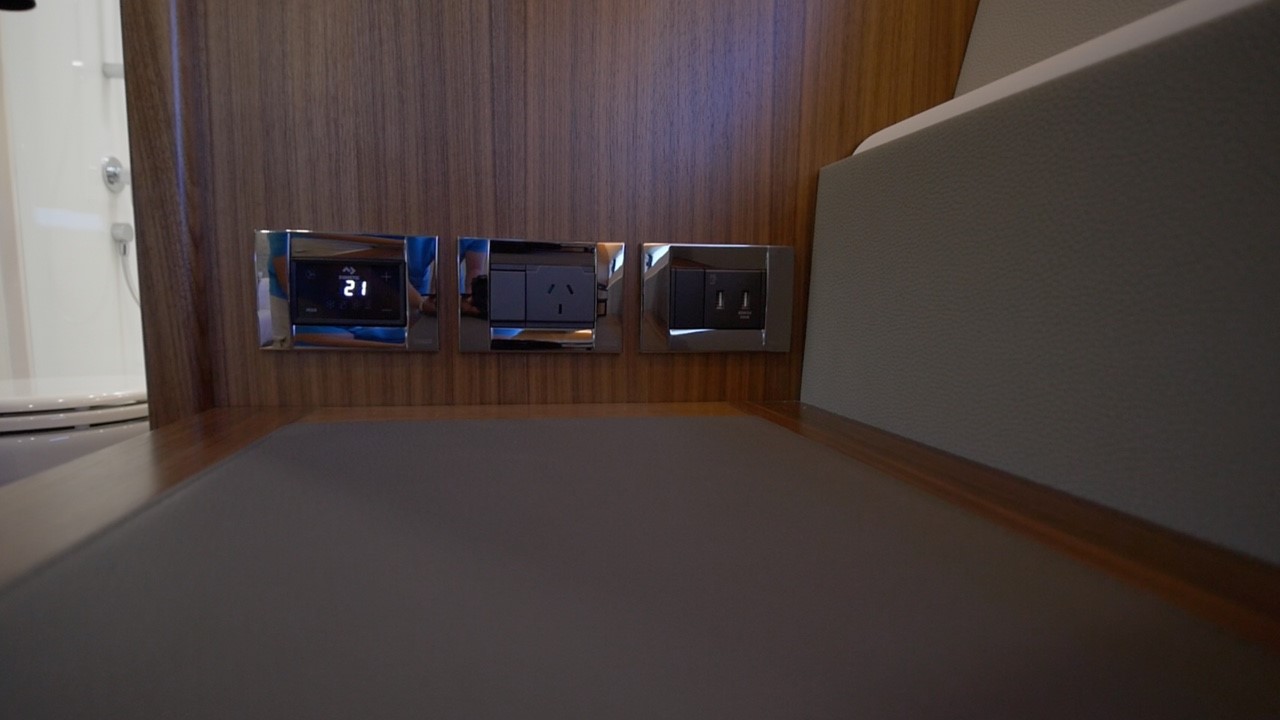 Compartment air conditioning controls