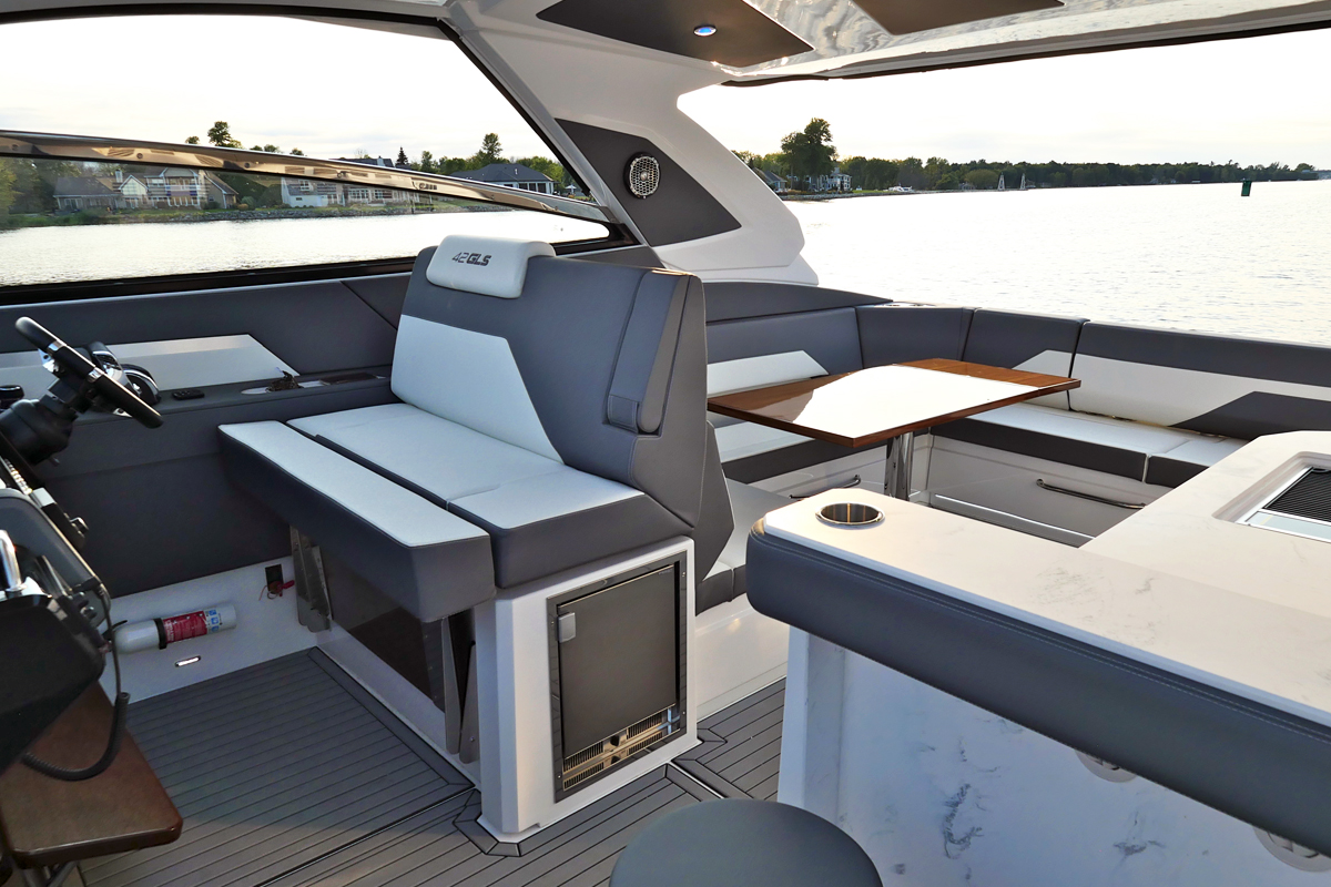 Cruisers Yachts 42 GLS