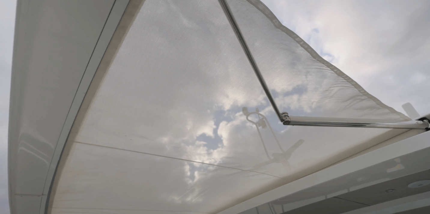 Aquila 50 electrically actuated shade